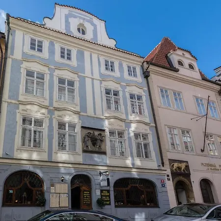 Husova 15 *